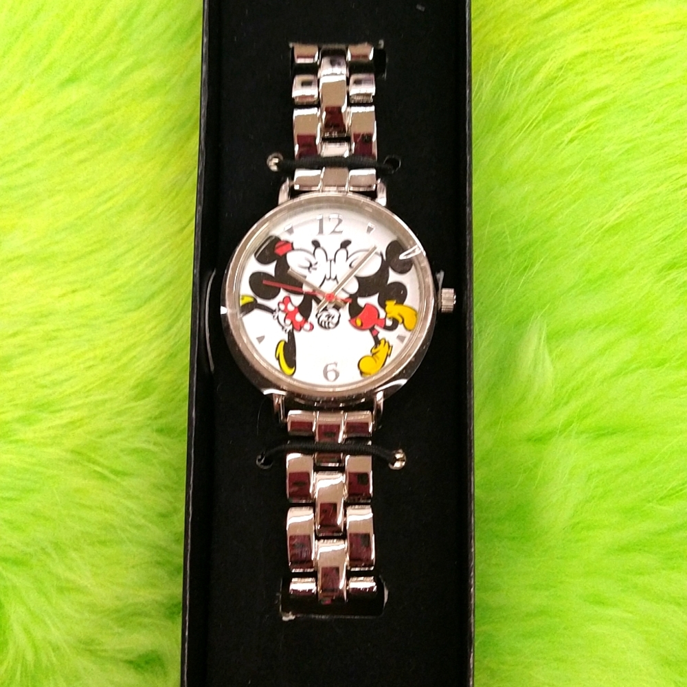 Avon Disney Watch "Disney Sweet Smooch Watch" BNIB